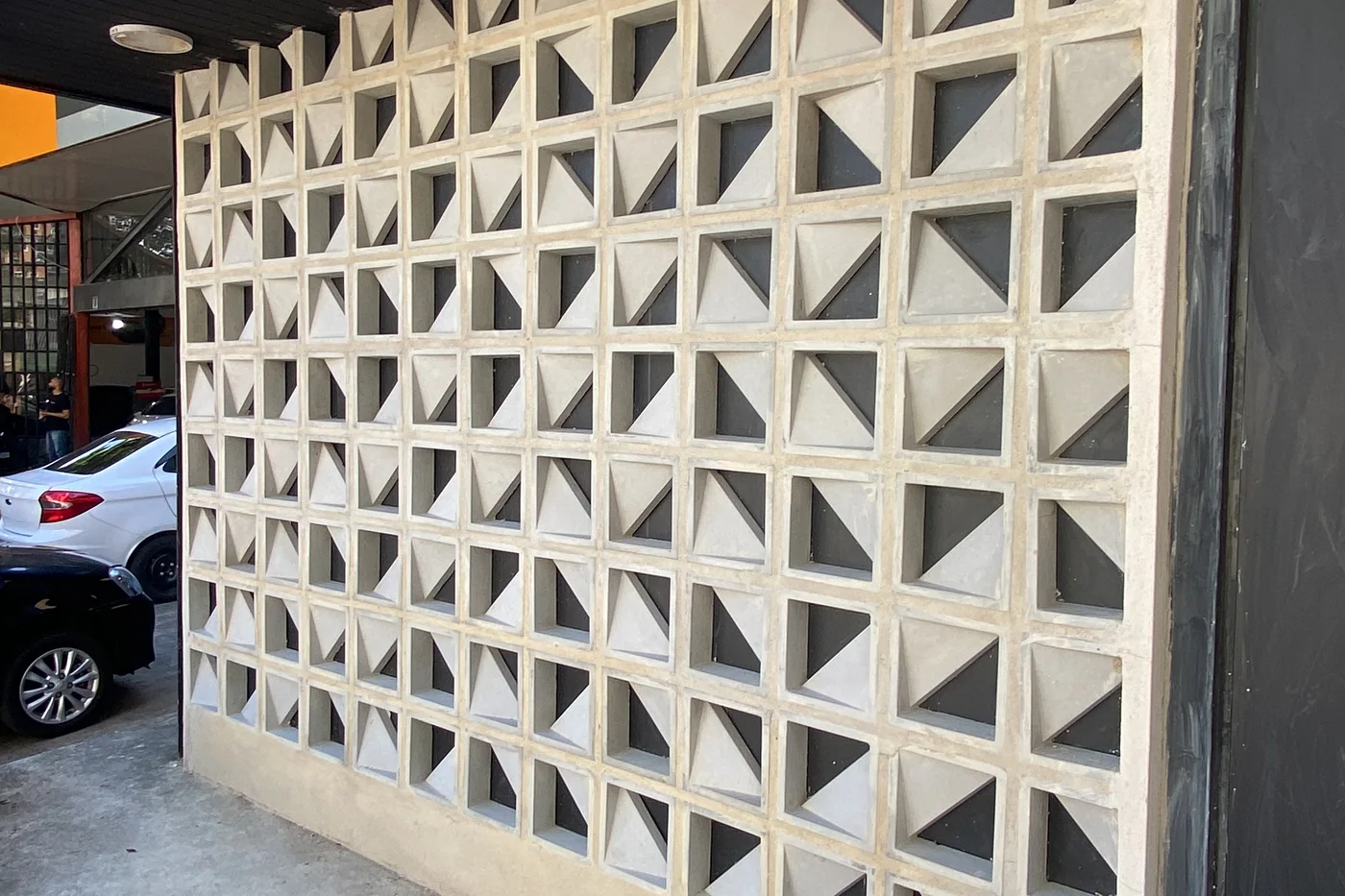 Fachada com painel de cobogó