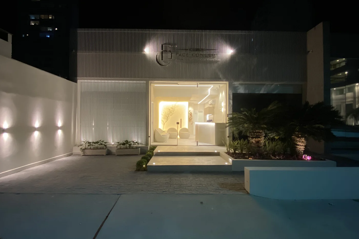 Fachada comercial entregue e iluminada à noite, em Campos dos Goytacazes